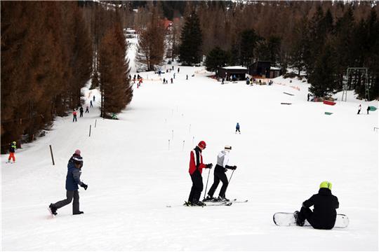 Zwar gut was los, aber nicht zu voll ist es am Samstag auf dem Skihang in Sonnenberg.  Fotos: Neuendorf