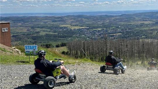 Zwar schon ein Jahr alt, aber nach wie vor beliebt: Mit den Wurmberg-Carts können die Besucher mehrere Kilometer ins Tal nach Braunlage rollen.