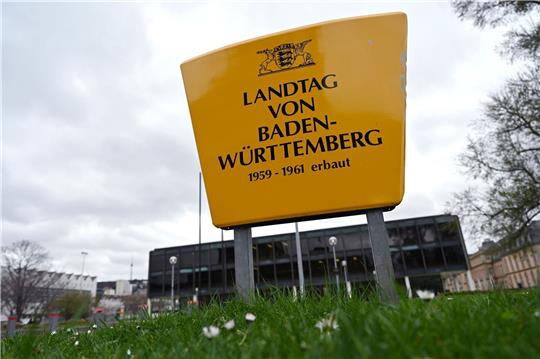 Zwei AfD-Politiker sind vor dem Landtag in Stuttgart angegriffen und verletzt worden.