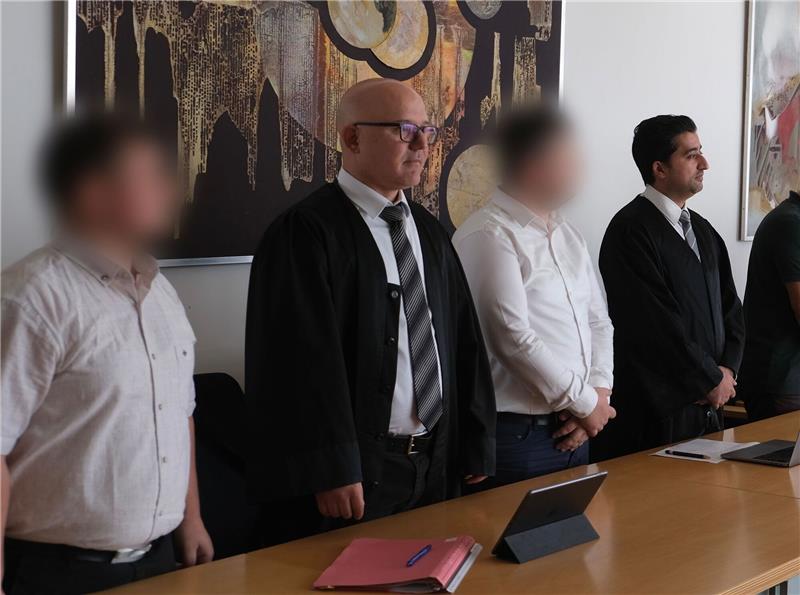 188 Tiere qualvoll geschächtet - Haftstrafe für 53-Jährigen Zwei Angeklagte mit ihren Anwälten Cem Kilic (2.v.l.) und Zubair Khan (r) im Gerichtssaal in Lünen.