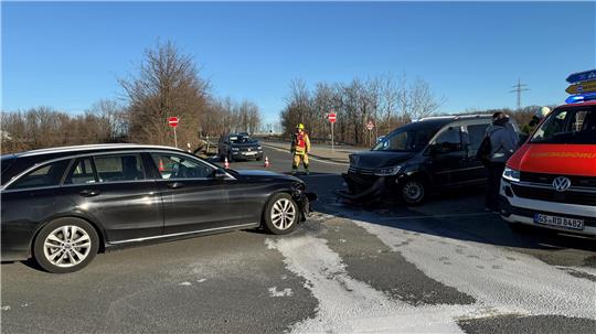 Zwei Autos stoßen auf der K25 zusammen.