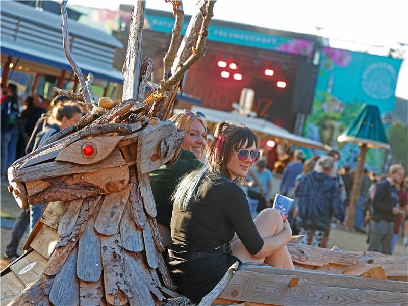 Zwei Besucherinnen genießen die sommerlichen Temperaturen auf dem Festivalgelände von „Rocken am Brocken“. Knapp 4000 Menschenkonnten nach zwei Jahren erstmals wieder an drei Tagen ohne Pandemieauflagen auf dem Musikfestival im Harz feiern.  Fotos: Bein