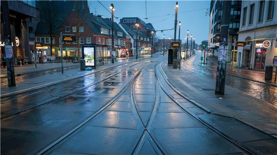 Zwei Betrunkene irrten mit einem Gabelstapler durch die Straße. (Archivbild)