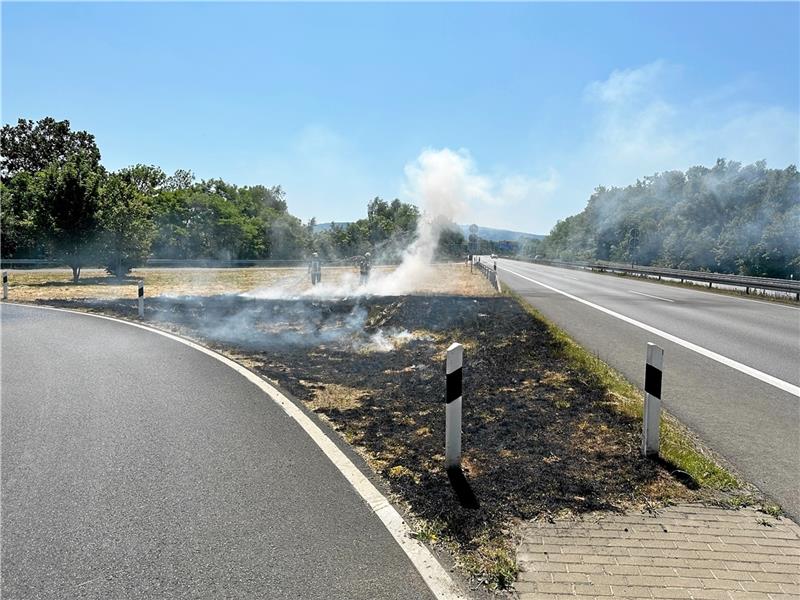 Zwei Brände gilt es an den Auffahrten zur A 36 zu löschen – vermutlich bei der Trockenheit durch Zigarettenkippen entfacht. Foto: Feuerwehr