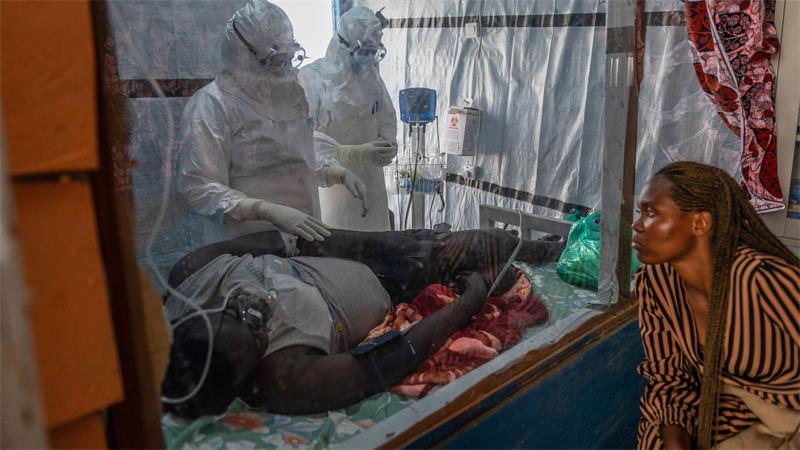 Zwei Drittel der Toten sind Menschen, die nie in einer spezialisierten Ebola-Einrichtung behandelt wurden.