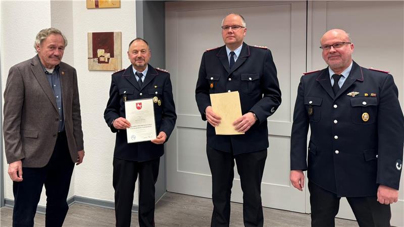 Freude und Kritik bei der Versammlung der Feuerwehr Klein Mahner Zwei Ehrungen für langjährige Arbeit (v.l.): Heribert Pietschmann (stellvertretender Bürgermeister), Henning Rostock (50 Jahre), Christoph Schubert (Gemeindebrandmeister), Thomas Markwort (Ortsbrandmeister). Hauptfeuerwehrmann Kurt Bastian, der für 70 Jahre geehrt werden sollte, konnte aus gesundheitlichen Gründen nicht dabei sein.