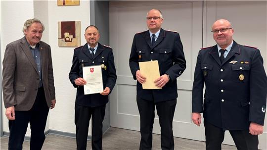 Zwei Ehrungen für langjährige Arbeit (v.l.): Heribert Pietschmann (stellvertretender Bürgermeister), Henning Rostock (50 Jahre), Christoph Schubert (Gemeindebrandmeister), Thomas Markwort (Ortsbrandmeister). Hauptfeuerwehrmann Kurt Bastian, der für 70 Jahre geehrt werden sollte, konnte aus gesundheitlichen Gründen nicht dabei sein.
