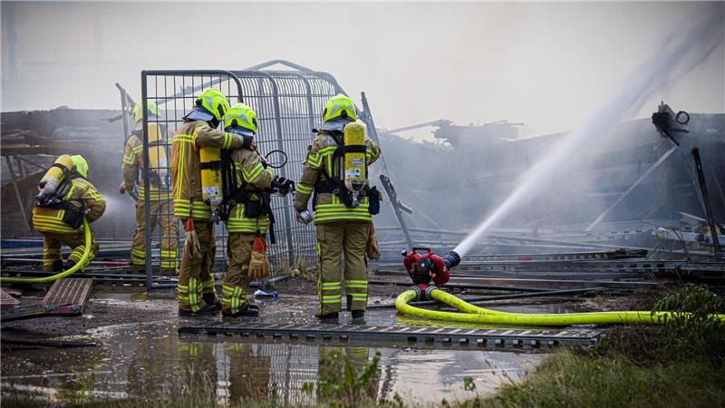 Schaden in Millionenhöhe bei Turnhallenbrand in Hannover Zwei Einsatzkräfte mussten in ein Krankenhaus gebracht werden.