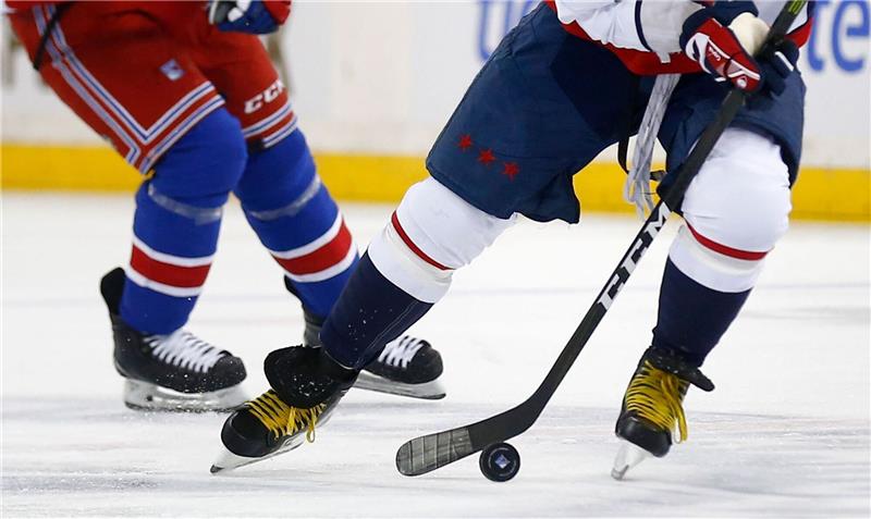 Erste Niederlage für Bremerhaven im DEL-Halbfinale Zwei Eishockeyspieler kämpfen um den Puck.