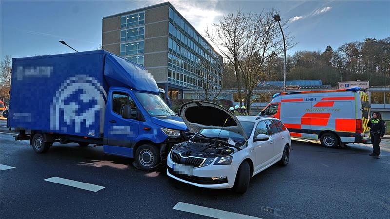 Zwei Fahrzeuge stießen auf der Clausthalerstraße in Goslar zusammen.