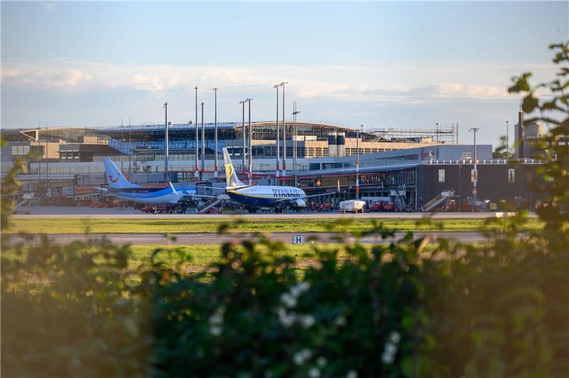 Ryanair-Flüge künftig auch für TUI-Kunden buchbar Zwei Flugzeuge stehen vor einem Terminal des Hamburger Flughafens.