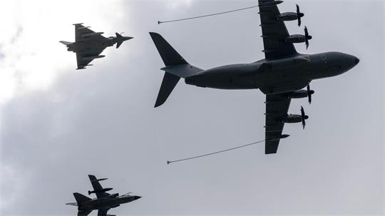 Zwei Flugzeuge vom Typ A400M sollen zur Betankung von Kampfjets bei der Übung eingesetzt werden.