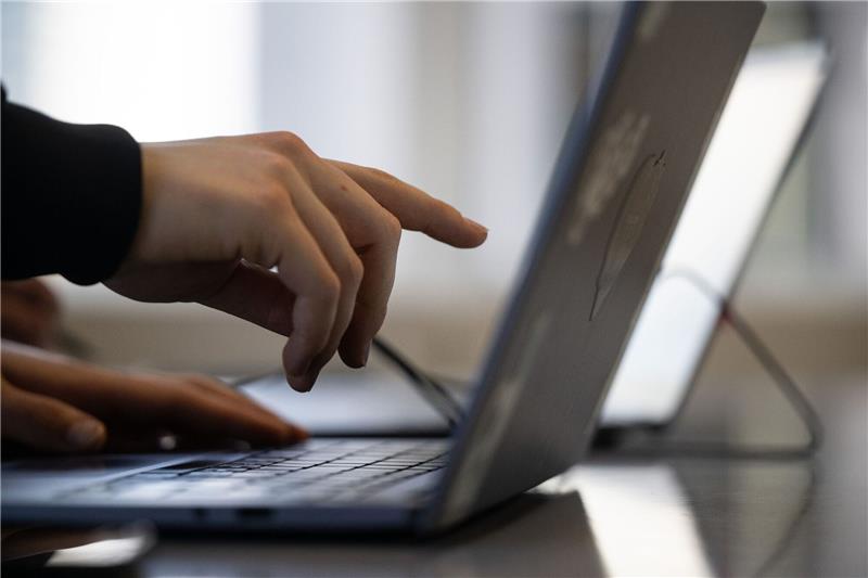 Mehr Start-ups in Niedersachsen: Hannover bleibt Hochburg Zwei Frauen arbeiten in einem Coworking-Space.