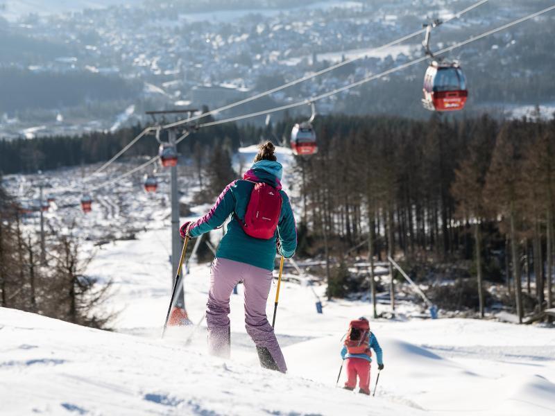Günstigste Skigebiete: Braunlage auf Platz zwei Zwei Frauen fahren Ski auf der Abfahrt «Hexenritt» auf dem Wurmberg bei Braunlage. Foto: Swen Pförtner/dpa