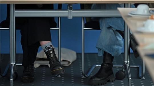 Zwei Freundinnen aus Leipzig, die anonym bleiben möchten, berichten bei der Pressekonferenz im niedersächsischen Justizministerium, was sie in einer Sauna erlebten.