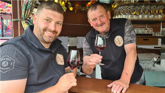 Zwei Generationen, die ihren Weg gefunden haben und gut miteinander auskommen: Sebastian (links) und Alfons Lamberth teilen die Leidenschaft für das Winzerhandwerk und ihre eigenen Weine.
