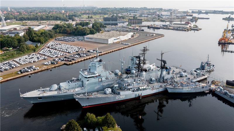 Zwei Generationen von Kriegsschiffen liegen in Wilhelmshaven dicht an dich.