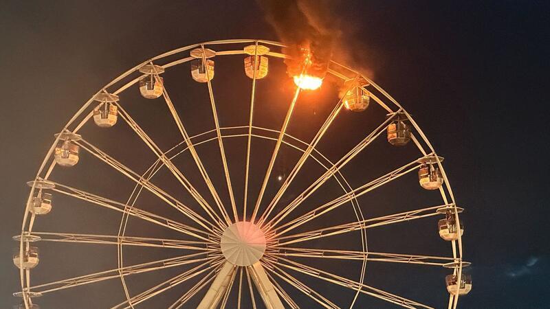 Mindestens 23 Verletzte bei Riesenradbrand - Experte vor Ort Zwei Gondeln des Riesenrads wurden komplett zerstört.