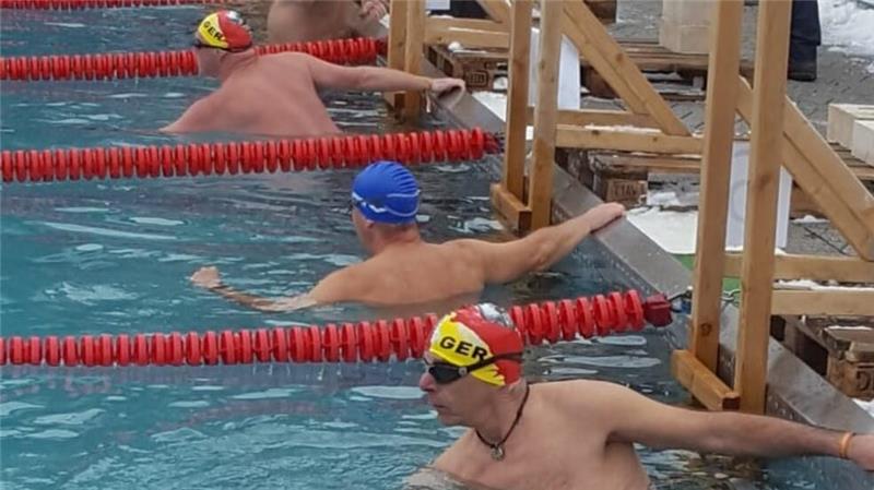 Zwei Goslarer Robben am Start: Auf der ersten Bahn (vorn) schwimmt Henning Matthies, auf Bahn drei Volker von Thenen.