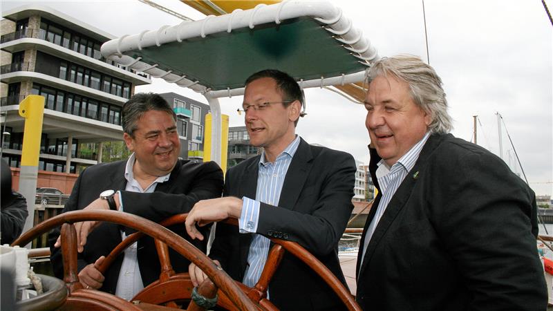 Zwei Goslarer flankieren im Mai 2015 einen Bremer: Vizekanzler Sigmar Gabriel sowie Bocksberg- und Boot-Besitzer Heiko Rataj (r.) nehmen Wirtschaftssenator Martin Günthner am Vortag der Bürgerschaftswahl in ihre Harzer Mitte.