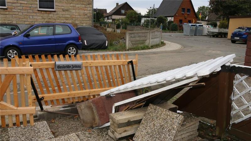 Zwei Grundstücke wurden am Mittwochvormittag bei einem Verkehrsunfall in Heimerode beschädigt.