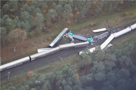 Zwei Güterzüge liegen nach einer Kollision an einer Bahnstrecke im Landkreis Gifhorn (Luftaufnahme). Bei dem Unglück wurden mehrere Waggons beschädigt. Foto: Bundespolizeiinspektion Hannover/dpa