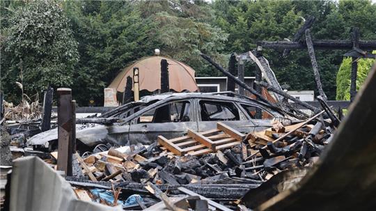 Zwei Häuser und ein Schuppen, aber auch Autos werden in der Nacht auf den 8. August ein Raub der Flammen.