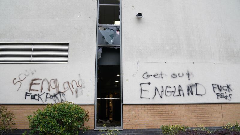 Rechtsextreme Krawalle: London will hart durchgreifen Zwei Hotels, in denen Asylbewerber untergebracht sind, wurden attackiert.