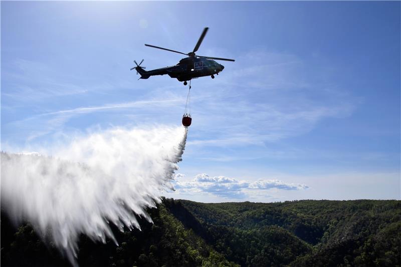 Zwei Hubschrauber waren im Einsatz und warfen aus der Luft Löschwasser ab.