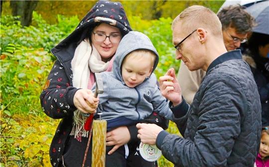 Zwei Jahre alt und schwingt schon den Hammer: Levin Matteo Brait mit seinen Eltern bei der Pflanzaktion in der Babybaum-Allee. Fotos: Jung