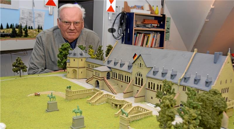Kaiserpfalz in einer elektrisierenden Wunderwelt Zwei Jahre hat Wolfgang Broeckelmann an der Miniaturausführung der Goslarer Kaiserpfalz gearbeitet. Broeckelmann ist Chef und Schatzmeister der Eisenbahnfreunde Goslar e.V. und zugleich ein versierter Baumeister. Fotos: Kleine