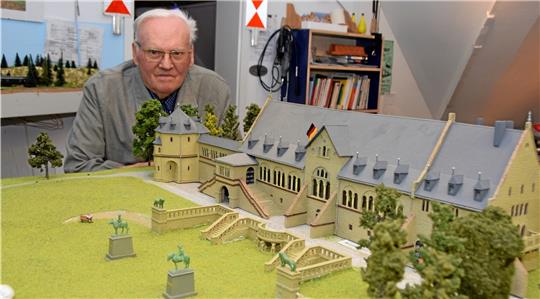 Zwei Jahre hat Wolfgang Broeckelmann an der Miniaturausführung der Goslarer Kaiserpfalz gearbeitet. Broeckelmann ist Chef und Schatzmeister der Eisenbahnfreunde Goslar e.V. und zugleich ein versierter Baumeister. Fotos: Kleine