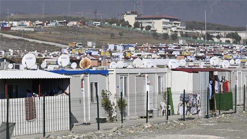 Feiern im Schutt - Das Leben nach dem Erdbeben in der Türkei Zwei Jahre nach den verheerenden Erdbeben in der Türkei leben weiter Zehntausende Menschen in Containern.