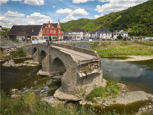Zwei Jahre nach der Flutkatastrophe: die Reste der zerstörten Nepomukbrücke an der Ahr.