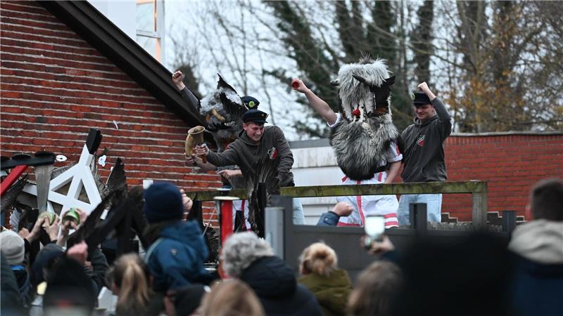 Borkumer feiern Klaasohm-Fest ohne Kuhhorn-Schlagen Zwei Klaasohms beginnen ihren Zug über die Insel Borkum.