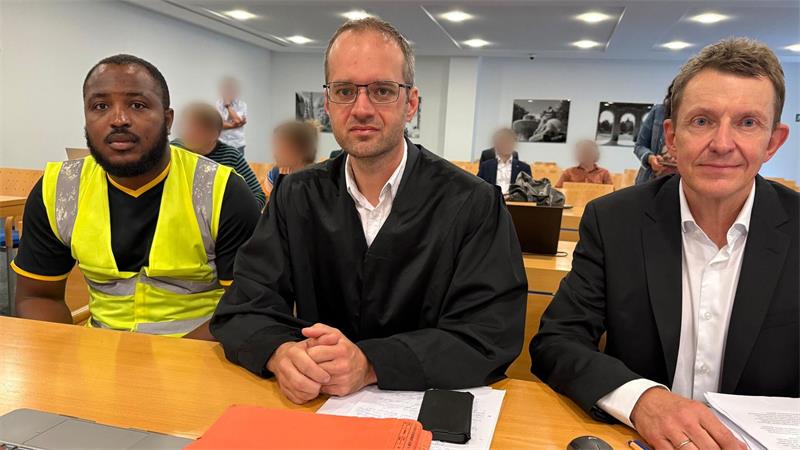 Prozess um Kontrollen an Grenze zu Österreich Zwei Kläger mit ihrem Anwalt.