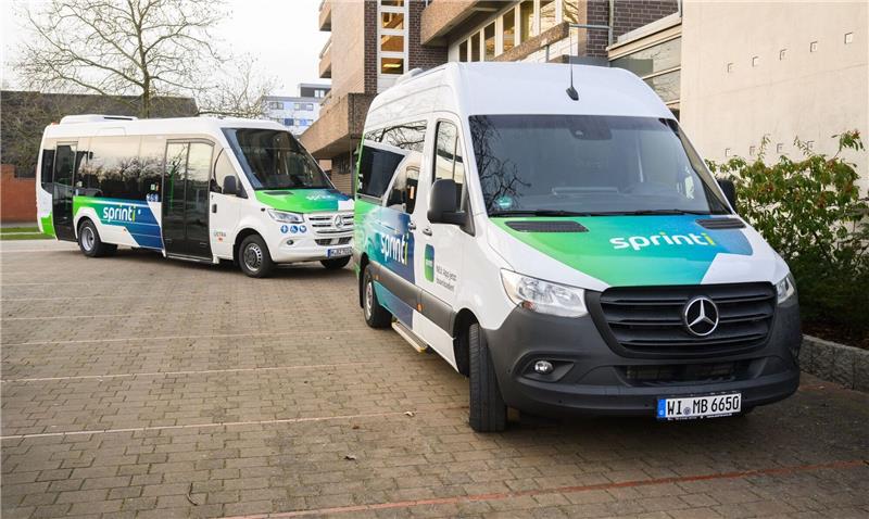 Kleinbus per App: Lies sieht „Sprinti” als Erfolgsmodell Zwei Kleinbusse stehen vor dem Rathaus in Sehnde in der Region Hannover.