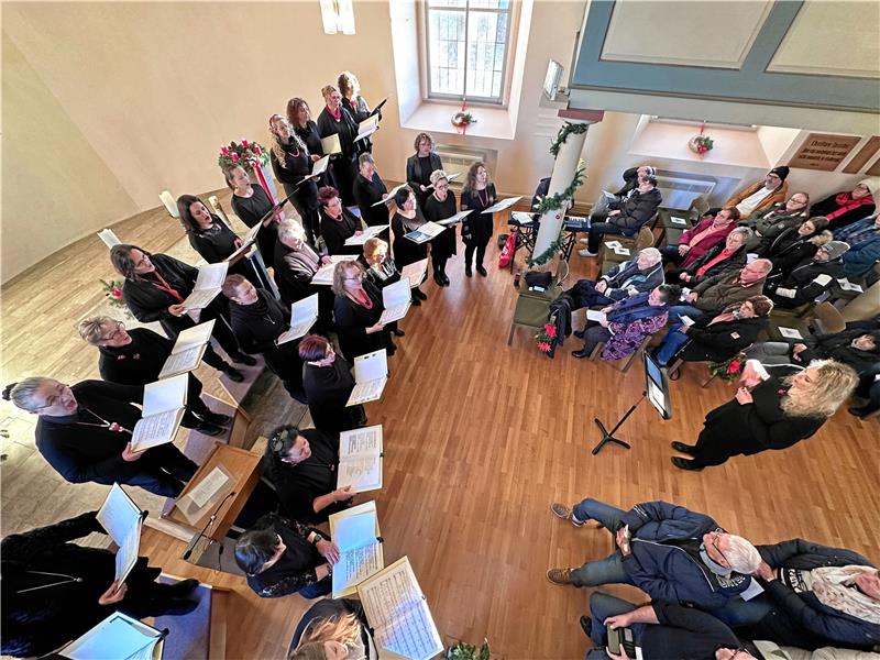 St.-Nicolai-Chor: So fröhlich kann Weihnachten klingen Zwei Konzerte – eins in der Westeröder Kirche (Foto), eins in der Bettingeröder – geben die Damen des St.-Nicolai-Frauenchores unter Leitung von Melanie Berger (rechts) und Stephanie Strauß (verdeckt am Keyboard). Fotos: Schlegel