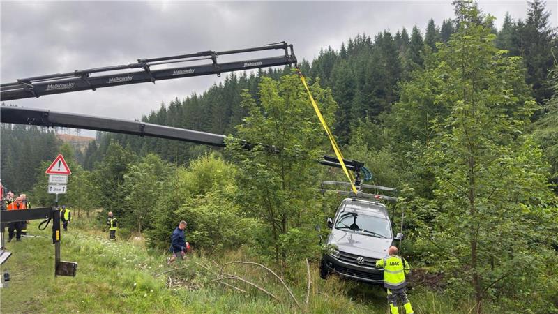 Zwei Kräne müssen ein verunglücktes Auto bergen, der Fahrer wird leicht verletzt ins Krankenhaus gebracht.