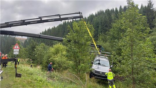 Zwei Kräne müssen ein verunglücktes Auto bergen, der Fahrer wird leicht verletzt ins Krankenhaus gebracht.