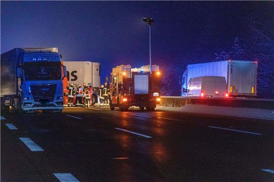 Zwei Lkws sind ineinander geschoben nach einem Unfall auf der Autobahn A5 bei Reiskirchen. Bei einem Auffahrunfall auf der Autobahn 5 bei Reinhardshain nahe Gießen (Hessen) ist ein 50 Jahre alter Lkw-Fahrer gestorben.