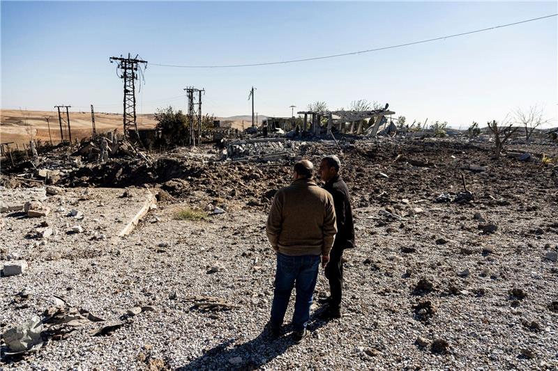 Bericht: Türkei zielt auf zivile Infrastruktur in Nordsyrien Zwei Männer begutachten Schäden in einem Gebiet um ein Elektrizitätswerk nach türkischen Luftangriffen.