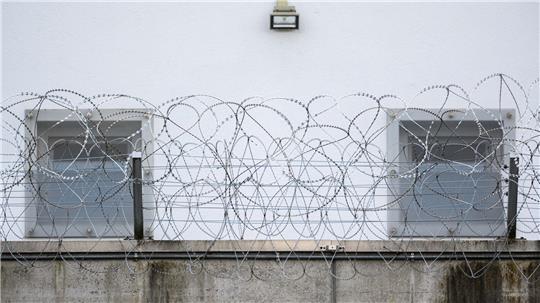 Zwei Männer im Alter von 19 und 34 Jahren sollen einen Sprengstoffanschlag geplant haben. Sie sitzen weiter in Untersuchungshaft. (Symbolbild)
