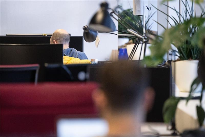 Verband: Gründerbranche hat noch Nachholbedarf Zwei Männer in einem Coworking-Space. In Deutschland sieht die Start-up-Branche im internationalen Vergleich noch einigen Aufholbedarf.
