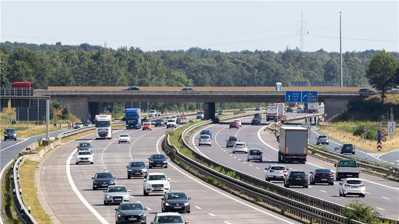 Zwei Männer sollen Gegenstände von Autobahnbrücken geworfen haben und sind deshalb nun wegen versuchten Mordes angeklagt. 