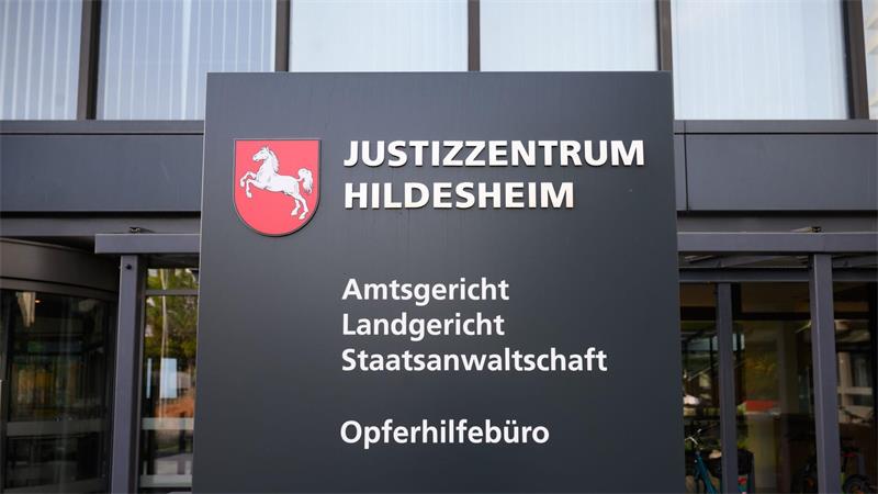 Zwei Männer sollen als sogenannte falsche Polizisten rund 205.000 Euro erbeutet haben - jetzt kommen sie in Hildesheim vor Gericht. (Symbolbild) 