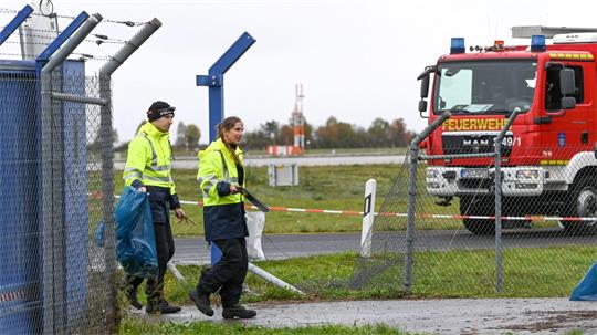 Zwei Männer sollen bei einer Fahrübung die Kontrolle über ihr Auto verloren haben.