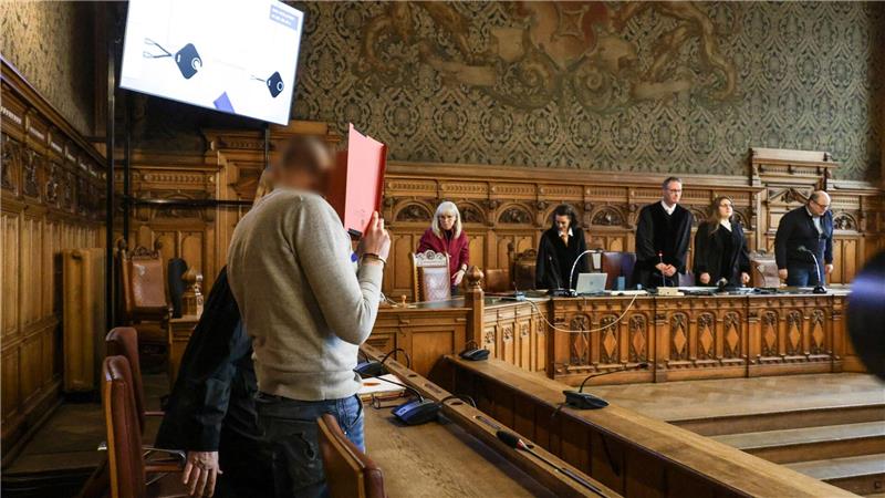 Zwei Männer sollen einen Anschlag auf eine Klinik geplant haben.