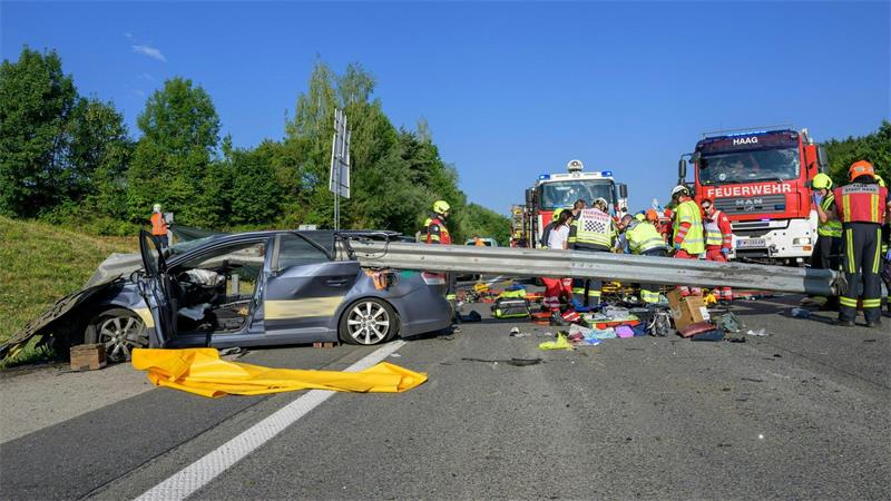 Zwei Männer starben in diesem Wrack, eine Frau wurde schwer verletzt.