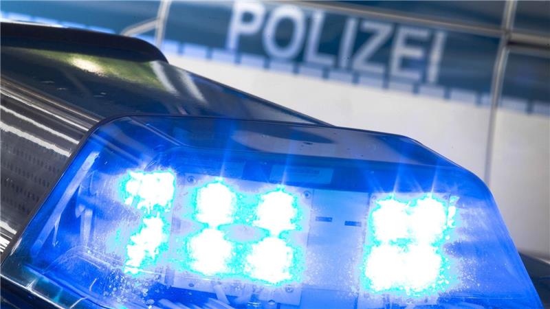 Zwei Männer streiten sich in Uelzen, es kommt zum Gerangel und zum Einsatz eines Messers - ein 30-Jähriger stirbt im Krankenhaus. (Symbolbild)